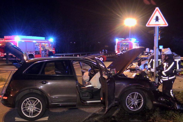 Insgesamt wurden vier Menschen bei dem Unfall bei Langenfeld verletzt.