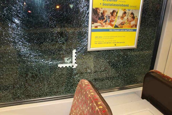 Die Scheibe der Bahn war komplett gesplittert.