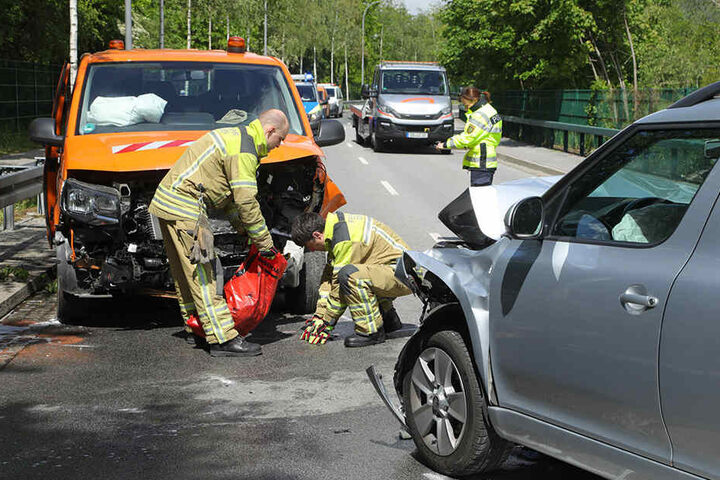Die Kameraden der Feuerwehr-Wache Striesen nahmen den ausgelaufenen Kraftstoff auf.