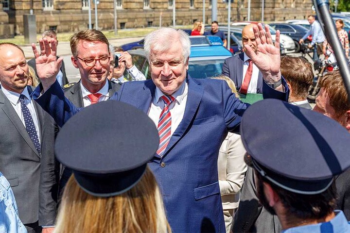 Immer für ein Späßchen gut: Beim Fototermin ergab sich Horst Seehofer der sächsischen Polizei.
