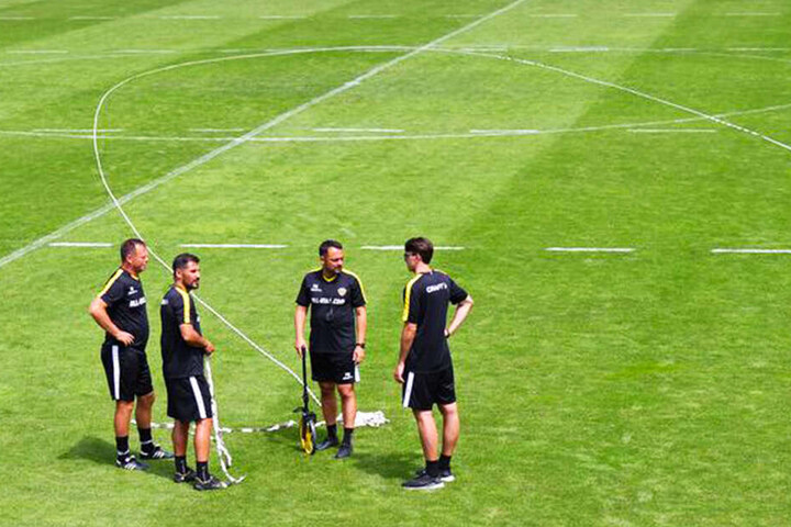 Cristian Fiel (Zweiter von links) und sein Team bei der Vorbereitung des Trainings.