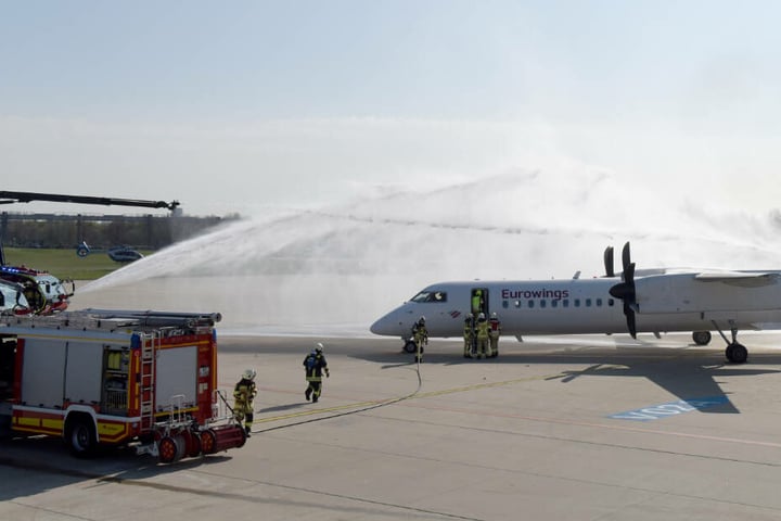 Das brennende Flugzeug wird gelöscht.
