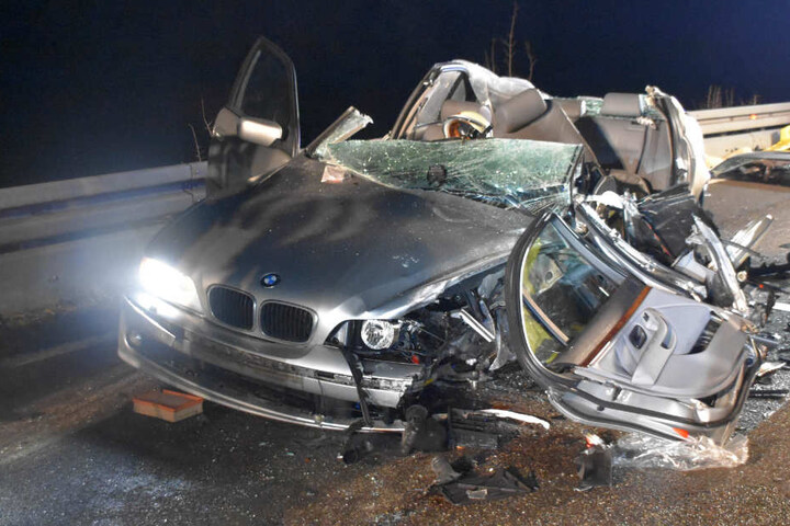 Das Auto wurde bei dem schweren Unfall schwer beschädigt. Erst 45 Minuten nach dem Unfall konnte der Mann aus dem Auto befreit werden.