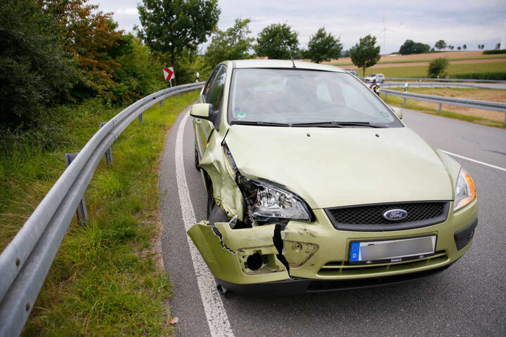 Der Ford wurde vor allem auf der Beifahrerseite demoliert.