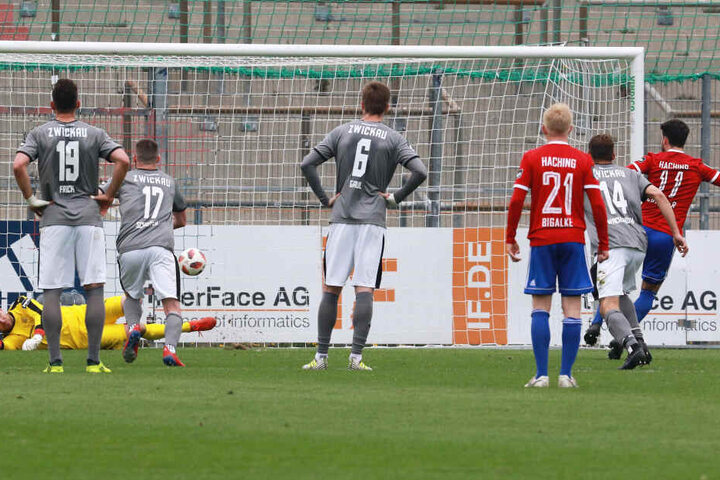 Hachings Stefan Schirmer (r.) scheiterte mit seinem Elfmeter am glänzend parierenden FSV-Keeper Johannes Brinkies.