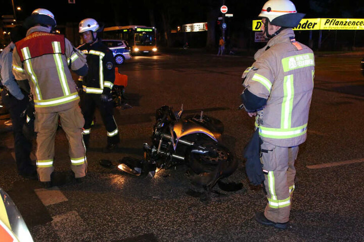 Feuewehrleute stehen am Unfallort.