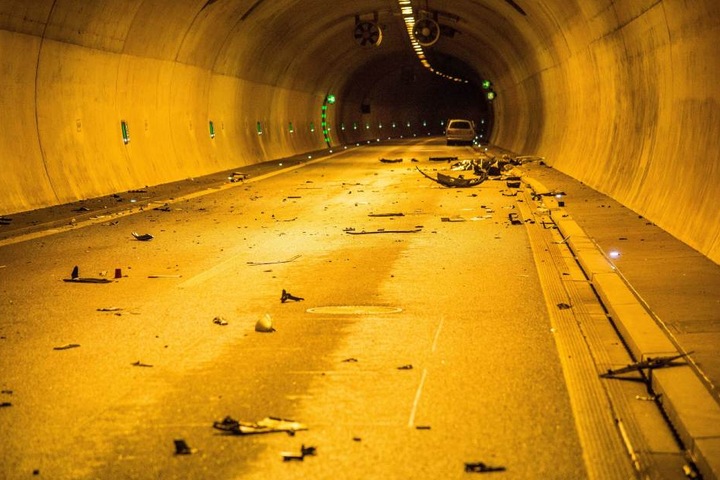 Das Auto hinterließ eine Spur der Verwüstung im Tunnel.