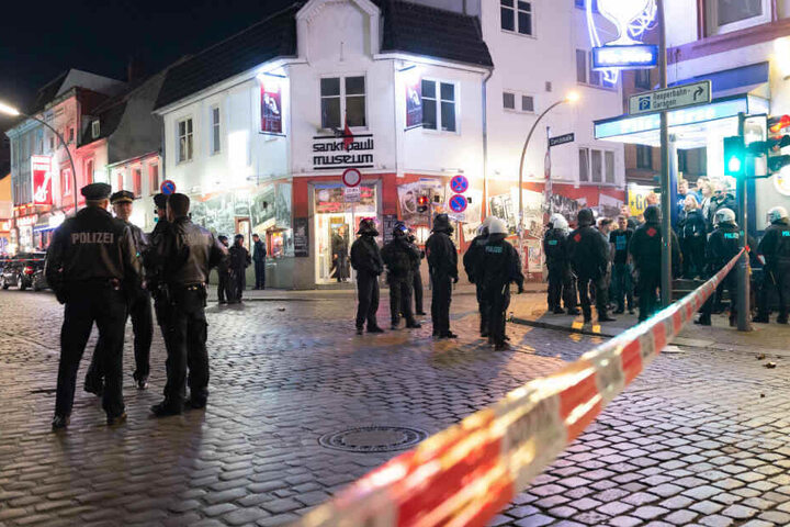 Die Polizei sperrte den Bereich rund um die Reeperbahn ab.