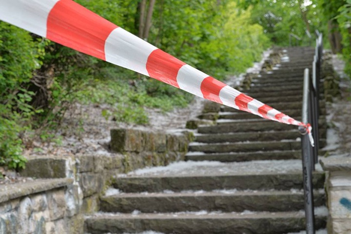 Am Fuße des kleinen Bunkerbergs im Volkspark Friedrichshain wurde der sterbende Mann gefunden.
