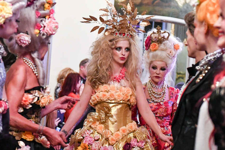 Xenia von Sachsen (Mitte) für Harald Glööckler auf der Berlin Fashion Week.