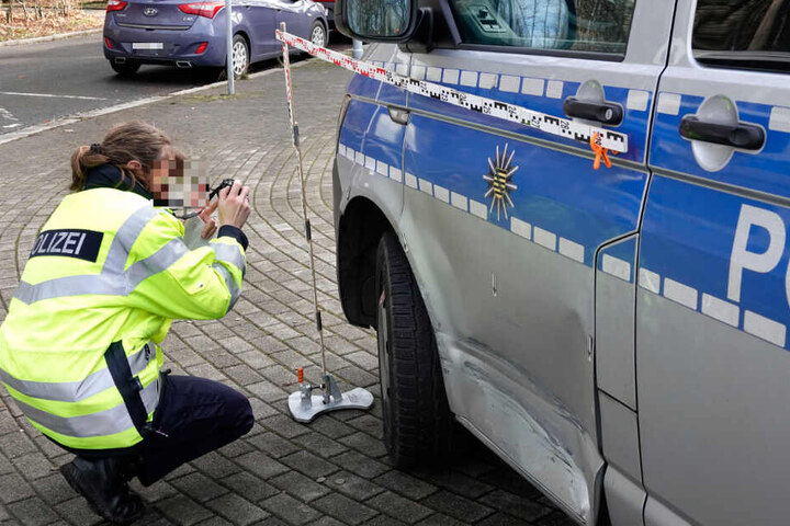 Bei der Verfolgungsjagd hatte der Unbekannte ein Polizeiauto gerammt.