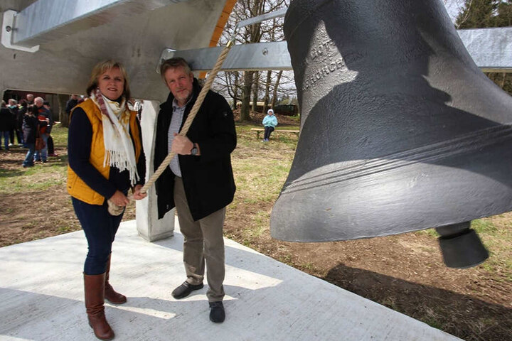 Deutschneudorfs Bürgermeisterin Claudia Kluge (49) und Wolfgang Braun (56) weihen die alte Gebetsglocke ein.