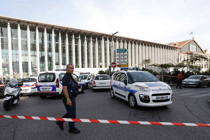 Ein französischer Polizist patrouilliert vor dem Bahnhof in Marseille.