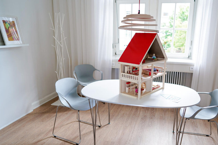 Ein Puppenhaus steht in den Räumen des im September eröffneten "Childhood-Haus Heidelberg".