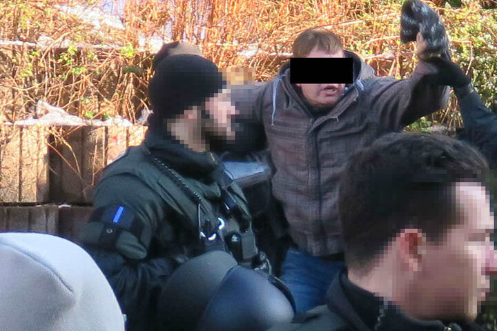 Die Szene, die zum Prozess führte: Lars F. wird am 7. Januar 2016 von
Polizisten abgeführt.