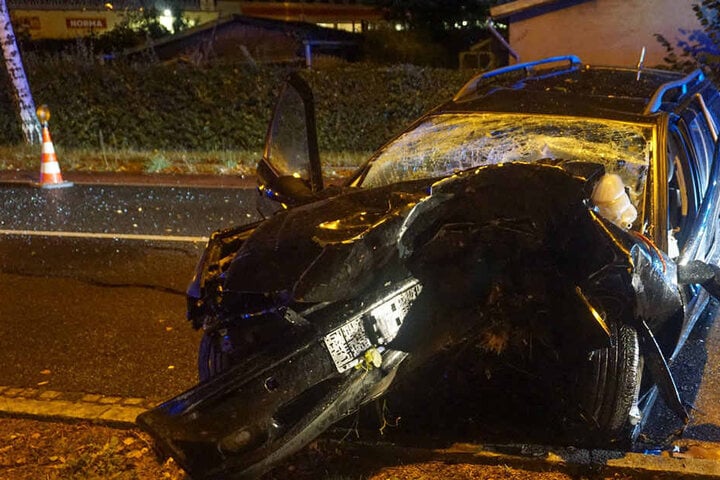 Ein Wunder, dass der Fahrer bei diesem Horror-Crash nur leicht verletzt wurde.