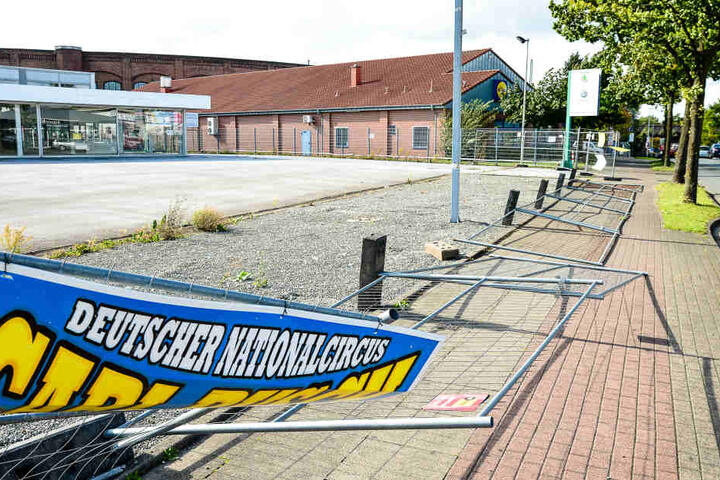 Ein Bauzaun an der Stadtheider Straße war vor dem heftigen Wind nicht siher.