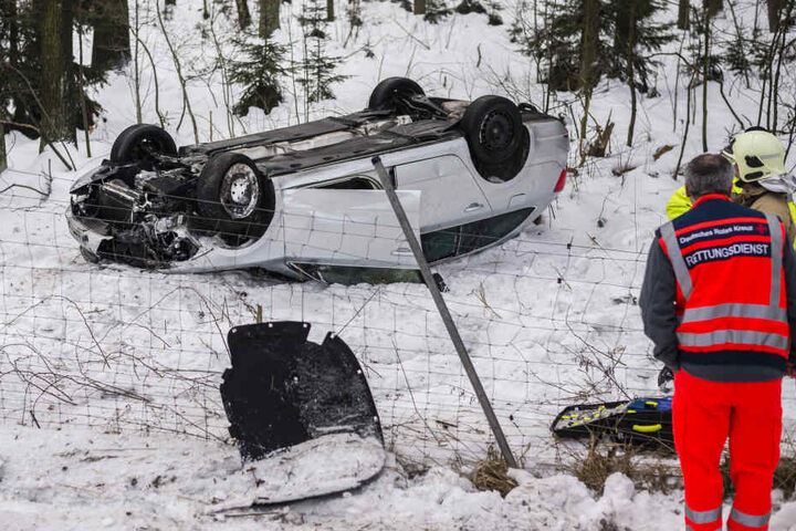 Das Rad krachte in den weißen Skoda. Dieser überschlug sich und blieb am Straßenrand auf dem Dach liegen.