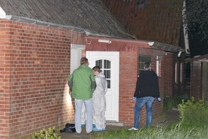 Die Polizei stellt Spuren am Wohnhaus der getöteten Frau sicher.