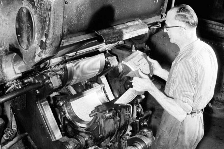 Druck anno 1957 in Leipzig. Das Herz der Buchstadt schlug im graphischen Viertel, östlich der Innenstadt. Unzählige Firmen und Verlage beschäftigten sich dort mit der Herstellung und Produktion von Printmedien.