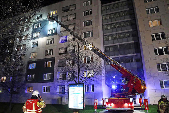 Der Bewohner musste mit schweren Brandverletzungen ins Krankenhaus.