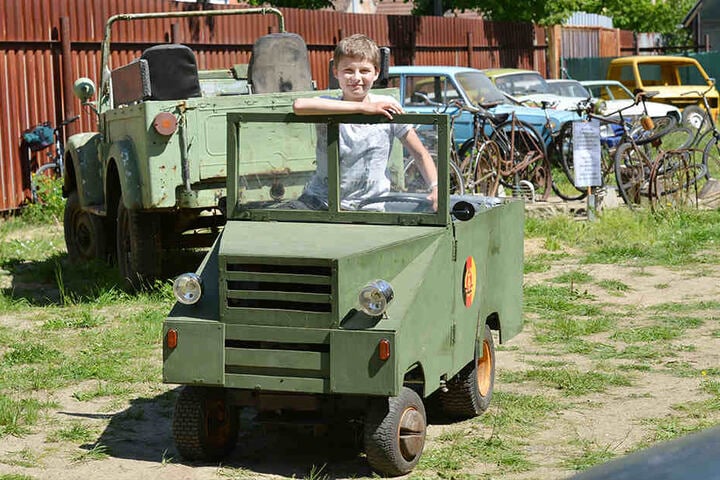 Der 13-jährige Julien fuhr in einem Holz-Gefährt in NVA-Geländewagen-Optik vor. Er hat die "Maschine" selbst mit 'nem Kumpel gezimmert!