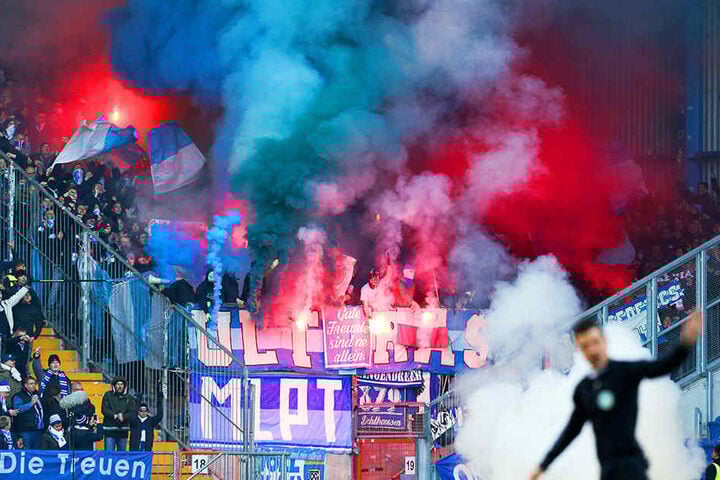 Blauer und weißer Rauch qualmte zu Beginn des Bochum-Spiels am 4. Dezember 2016 im Gästeblock auf.