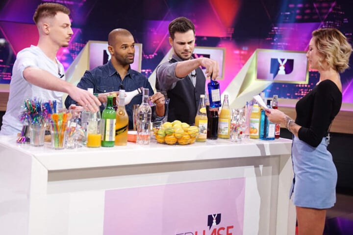 Kevin, Steven und Said mixen Cocktails für Kandidatin Helena (24). Wird es dem Chemnitzer gelingen, das Herz der Münchnerin zu erobern?