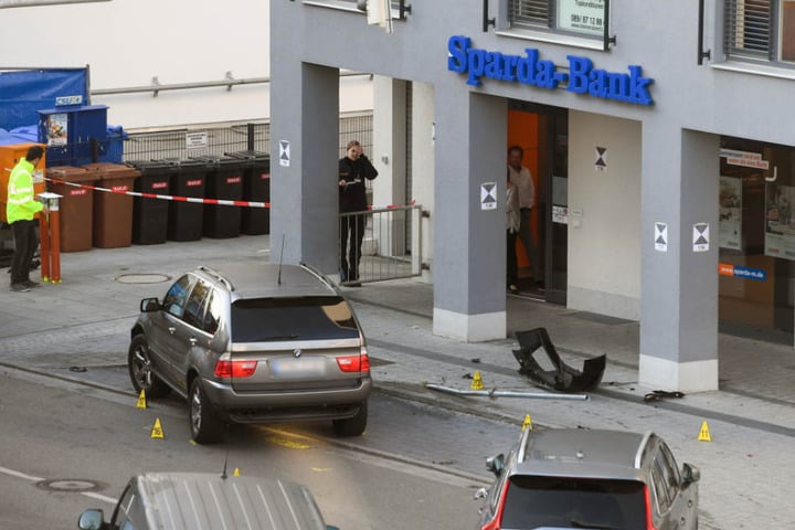Spezialeinheiten konnten die Sprengung des Geldautomaten verhindern.