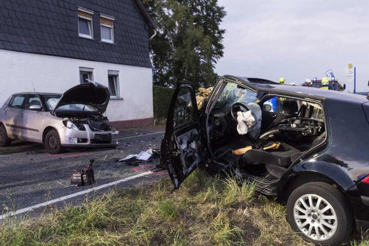 Der Fahrer des schwarzen VW Golf wurde durch die Wucht des Aufpralls in seinem Wagen eingeklemmt.