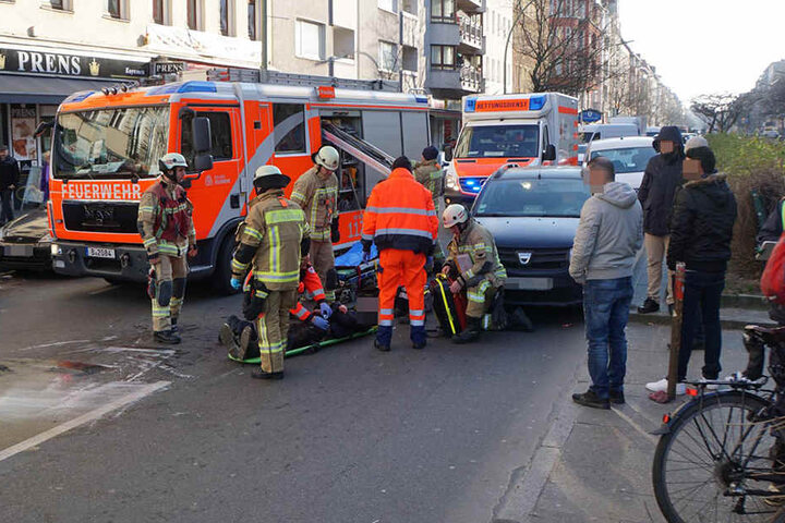 Passanten stehen am Straßenrand und betrachten sich den Einsatz.
