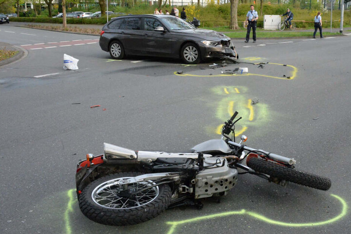 Das Motorrad flog ebenfalls mehrere Meter weit.