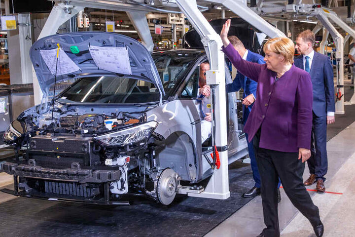 Bundeskanzlerin Angela Merkel im VW-Werk in Zwickau.