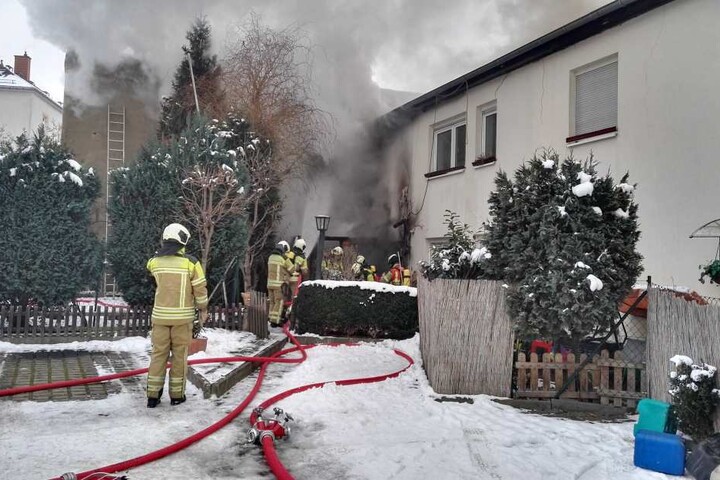 Die Polizei musste den Brand in dem Wohnhaus von mehreren Seiten löschen.