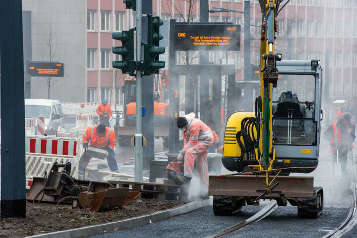 Noch haben die Bagger auf der Reichenhainer Straße das Sagen: Ab Fahrplanwechsel am Sonntag rollen die Trams der Citybahn zur Uni.