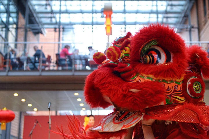 Mitten im Einkaufszentrum Potsdamer Platz Arcaden wird den Besuchern eine Show mit traditionellen Kostümen geboten.