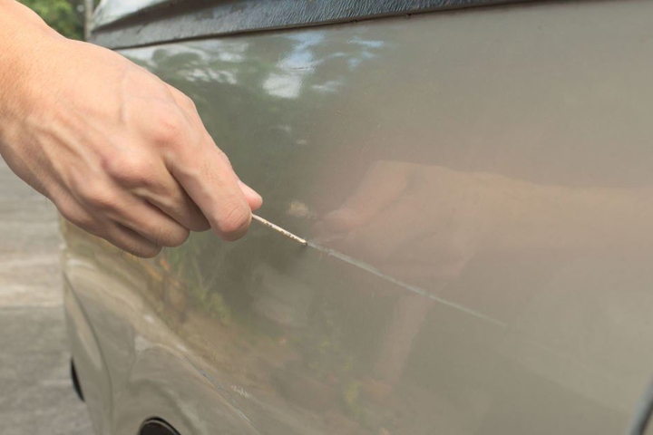 An 52 Autos in zwei Nächten hat der Täter Lack zerkratzt.