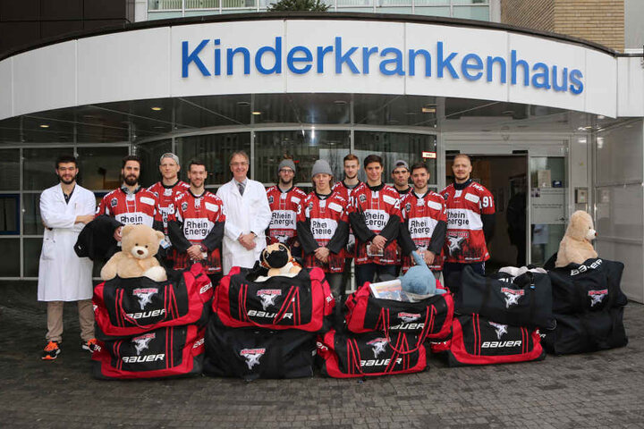 Die Spieler der Kölner Haie hatten Taschen voller Geschenke mitgebracht.