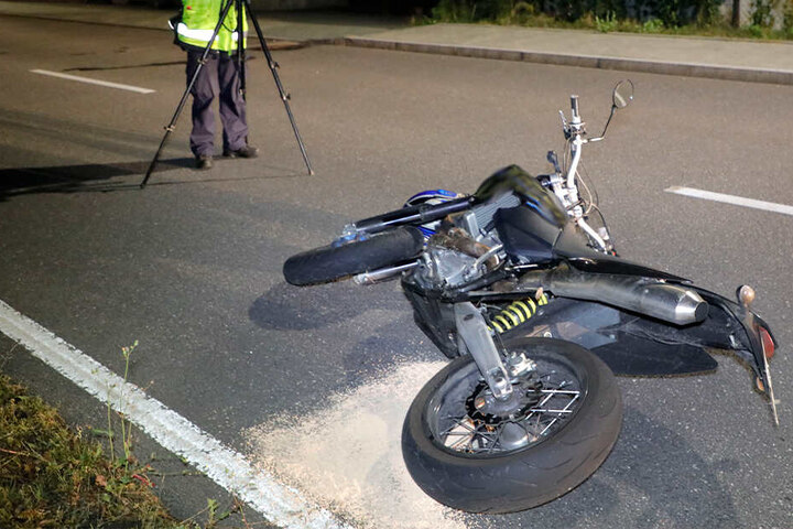 Ein Motorradfahrer ist in der Nacht auf der Zschpauer Straße gesperrt.