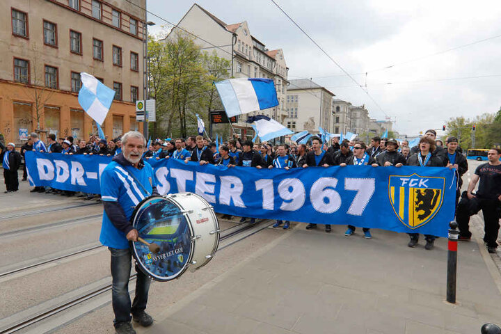 Etwa 1000 Fans zogen beim Meistermarsch durch die Stadt.