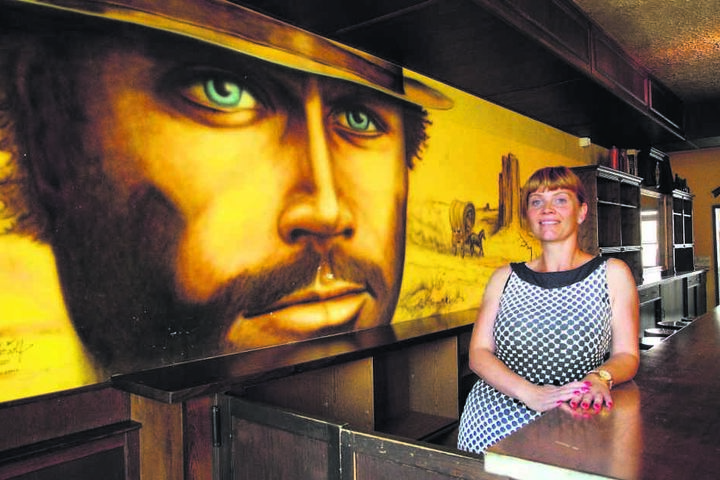 Susann Kohlmann (36) in der "Terence-Hill-Bar" - für den Star hätte sie garantiert 'nen Drink.