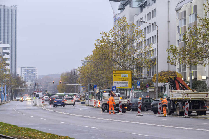 Die neue Baustelle auf der Augustusburger Straße wurde am Montag eingerichtet.