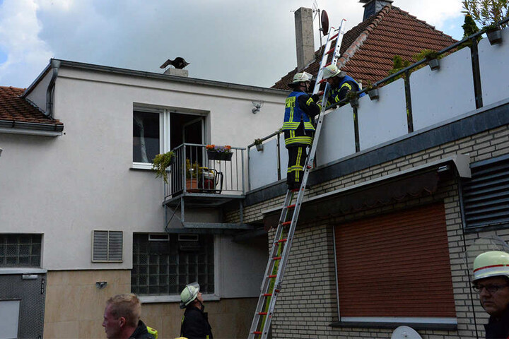 Über einen Balkon mussten die Einsatzkräfte in die Wohnung gehen.