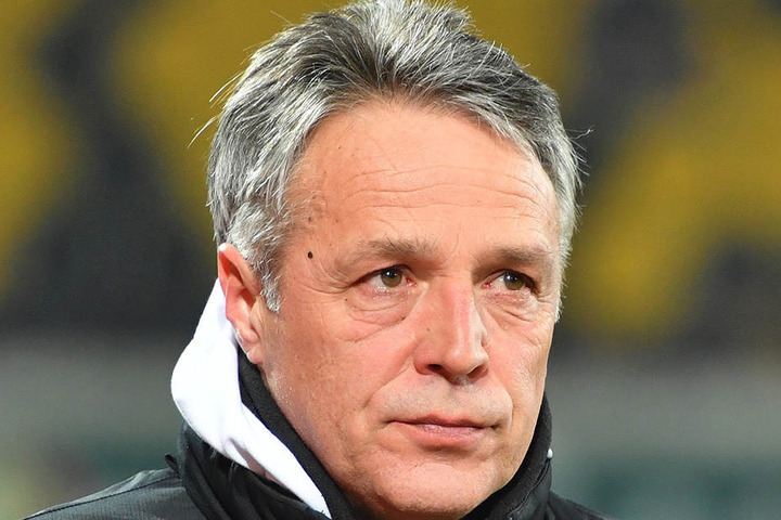 Ein Blick, der viel verrät. Uwe Neuhaus war nach der Darmstadt-Pleite angefressen. Er kündigte da schon Veränderungen an.