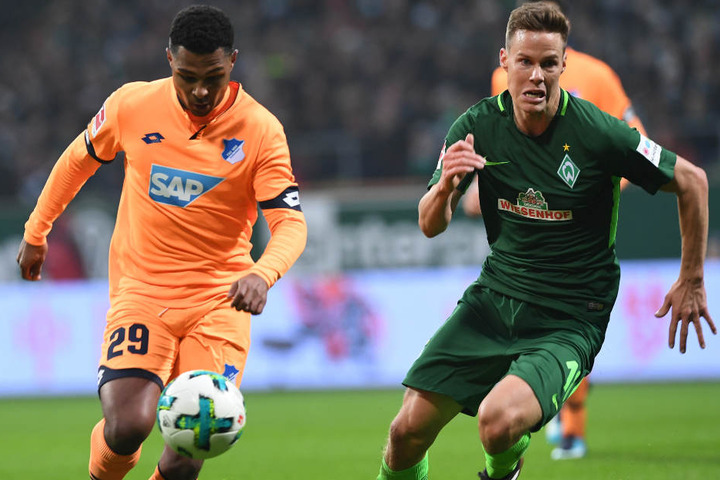 Bremens Niklas Moisander (r.) gegen Hoffenheims Serge Gnabry.
