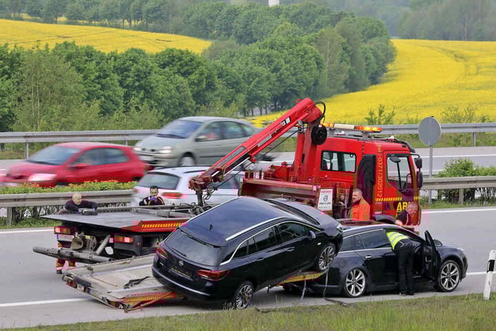 Die Bergung der beiden Opel nahm einen guten Teil der Fahrbahn in Richtung Gera in Anspruch.