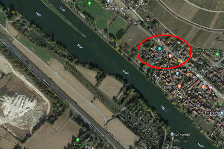 Der Unfall passierte auf der Würzburger Straße kurz vor der Einmündung zur Judengasse.
