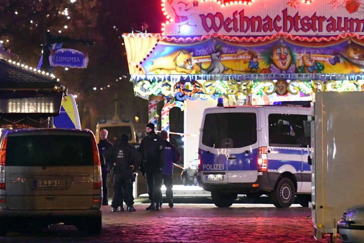 Polizisten sperren die Straßen um einen Weihnachtsmarkt in der Innenstadt von Potsdam ab.