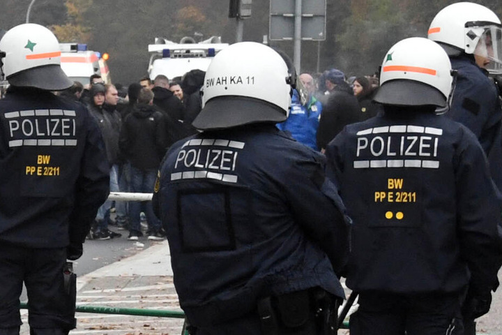 Die Polizei muss im Fußball häufiger verfeindete Fanlager trennen. (Symbolbild)