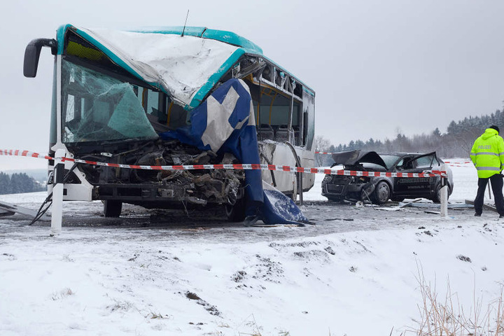 Die Nase des Busses wurde völlig zerdrückt.